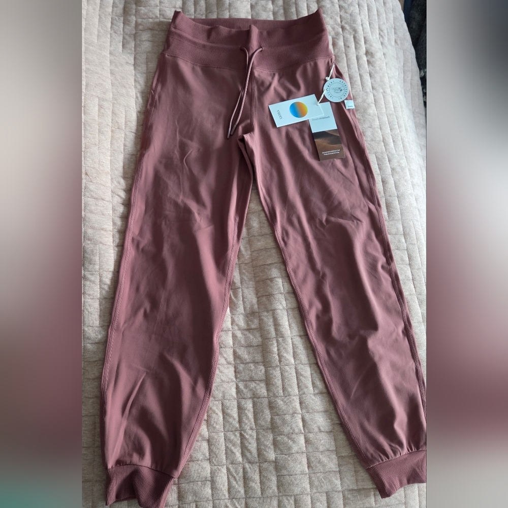 Vuori Daily Jogger NWT Rosewood - Picture 4 of 7